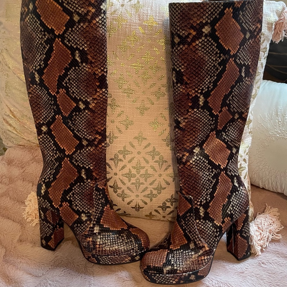 Vicente Camuto ( Brand New)